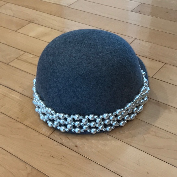 NWOT “bits and pieces to go” gray wool hat with pearl trim - Picture 3 of 6